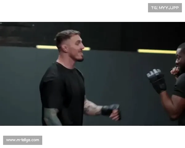 阿斯皮纳尔对琼斯批评不予理会，建议其专注享受退役生活