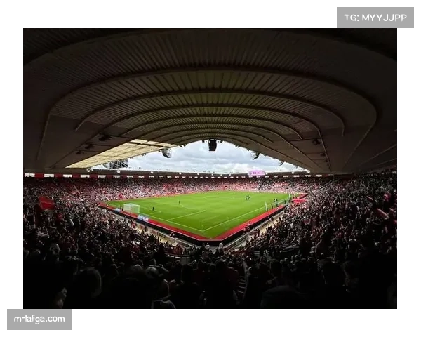 普斯卡什竞技场建筑传奇：历史与现代交织的足球圣殿